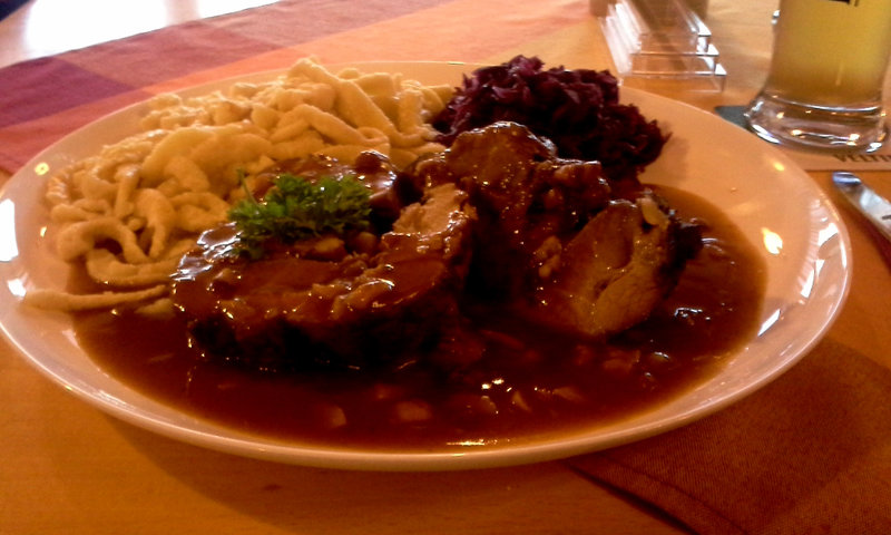 Keschtebraten mit Spätzle und Rotkohl