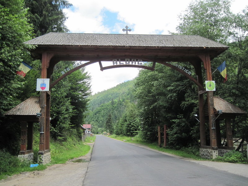 Holztor mit Regionsbezeichnung