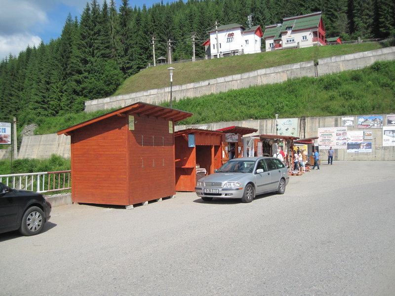 Hier bekommt man auch schon den Aufkleber Transalpina für den Koffer