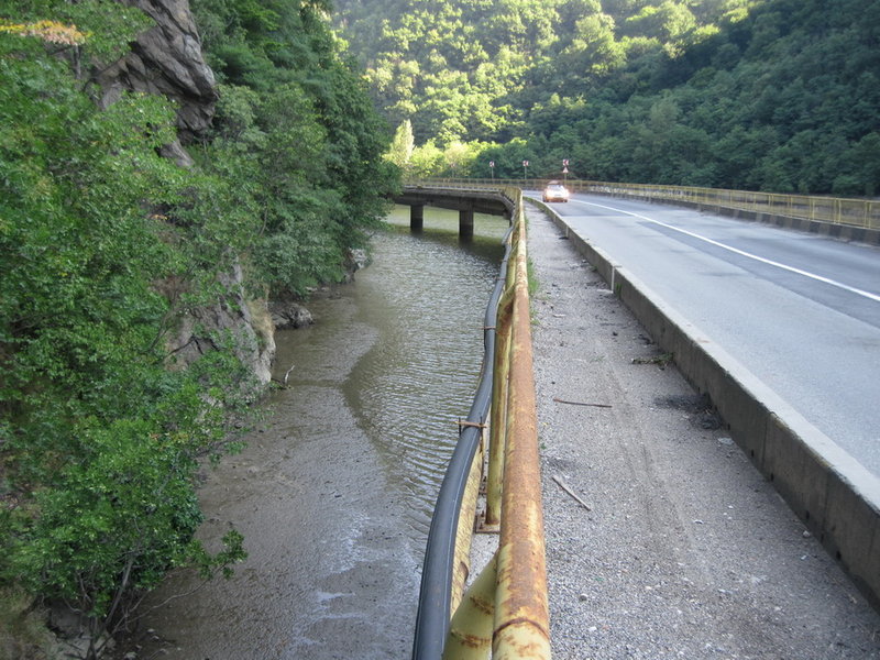 Beim Stausee ist die Straße auf Stelzen