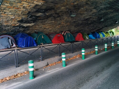 Paris hat ein Problem. Sicher. Nicht nur Paris. Wohl dem der zumindest einen Platz unter der Brücke gefunden hat.