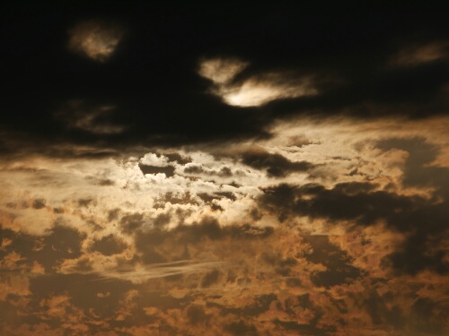 Wolken Fotos gegen die untergehende Sonne sind zwar nicht einfallsreich, bringen aber immer wieder interessante Strukturen.