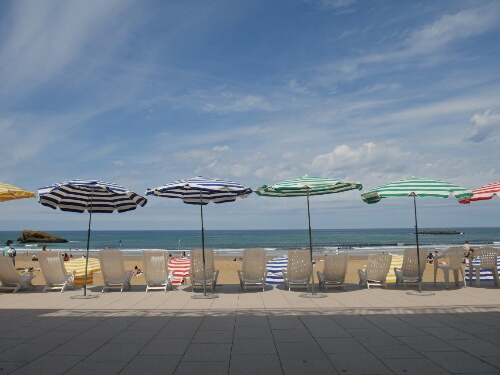 Grande Plage. Normal find ich solche Schirm Verleiher am Strand ja ätzend. Aber hier passt das irgendwie. Sind auch nur ganz wenige