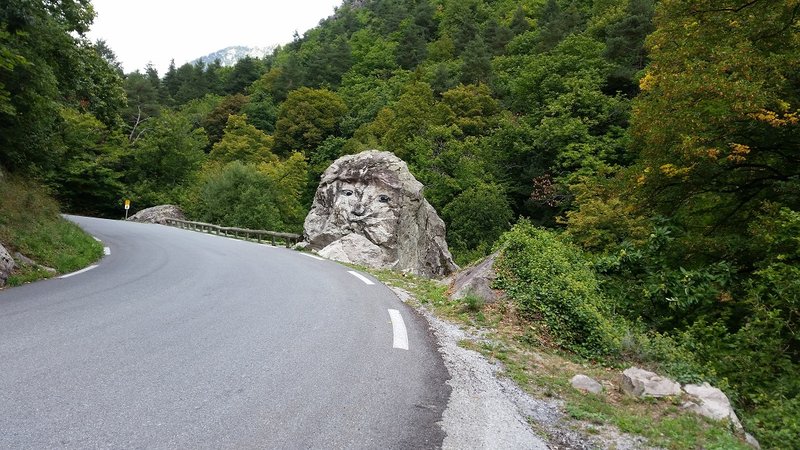 Gesicht im Stein auf dem Weg nach Casterino