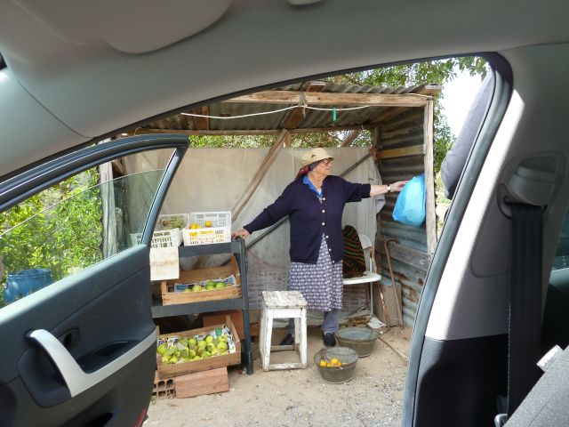 Diese (sehr) alte Frau haben wir mit Kauf ihres halben Angebotes beglückt.
