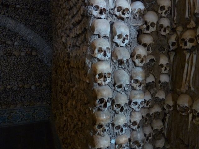 Das &quot;Knochenzimmer&quot; in der Capela dos Ossos in Evora