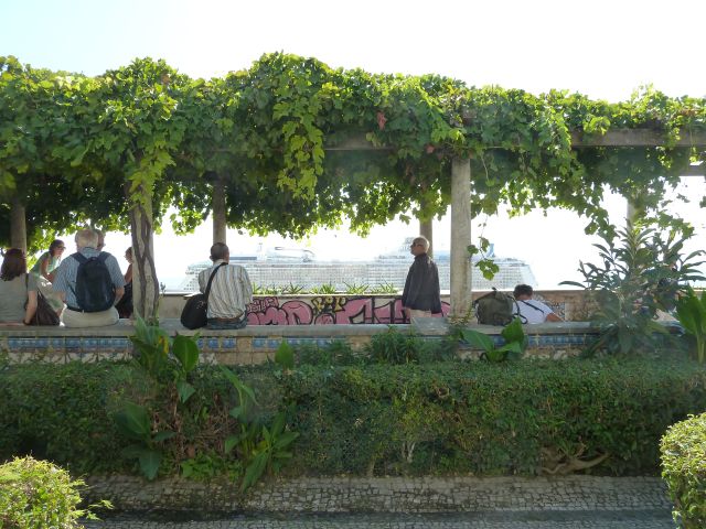 Blick vom Jardin Julio Castilho, oberhalb Lissabons, auf die im Hintergrund liegende Allure of the Seas (5400 Pasagiere). Kurz vor der Abfahrt nach Bilbao