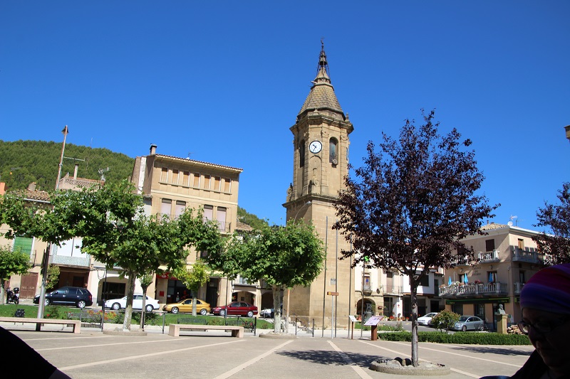 Tour 7/01 Kleiner Dorfplatz mit Kirche in Ayerbe