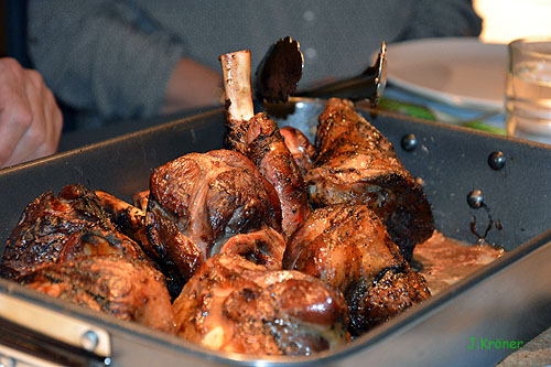Die Lammhaxen nach 4 Std. mit 100 Grad und über dem Holzkohle Grill Farbe nehmen lassen