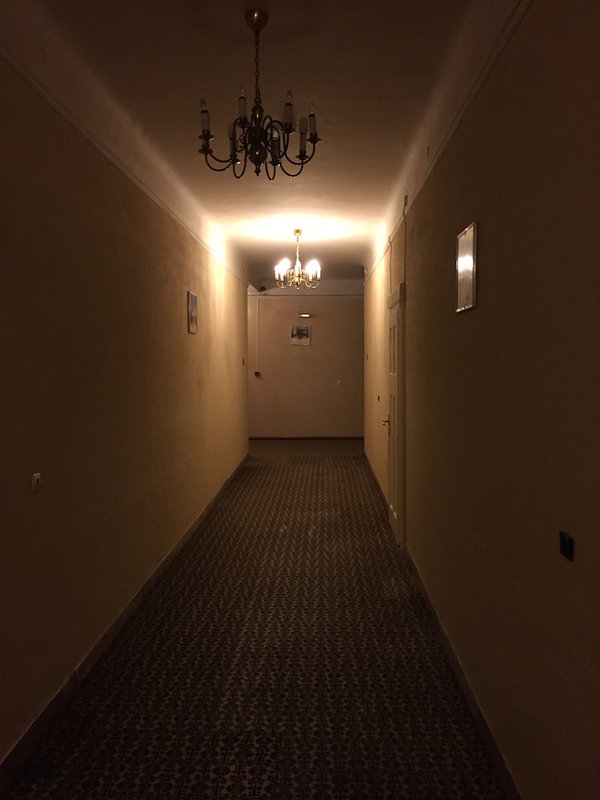 2015-09-10 1900 Hotel Flur.jpg