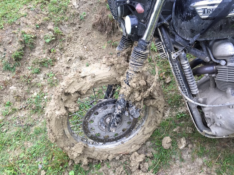 2015-09-12 1115 Scrambler im Dreck.JPG