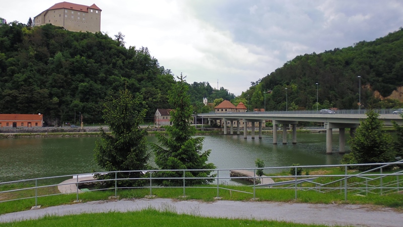 Rast am Rande der Stadt Celje mit Blick auf die Burg Cilli