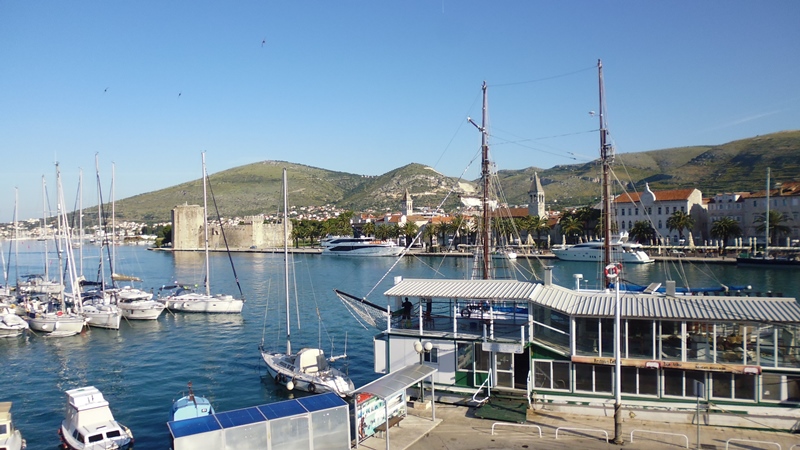 Blick auf den Hafen und die Altstadt von Trogir