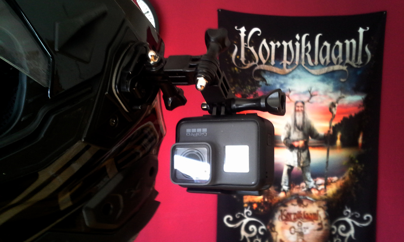 GoPro "hängend" am Helm montiert