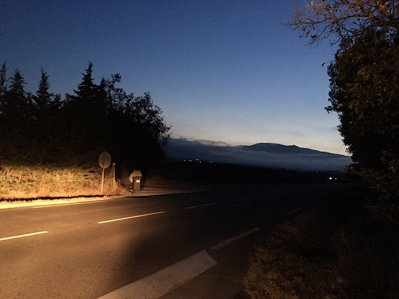 Los geht's im Dunkeln - der Ventoux grüßt schon ...