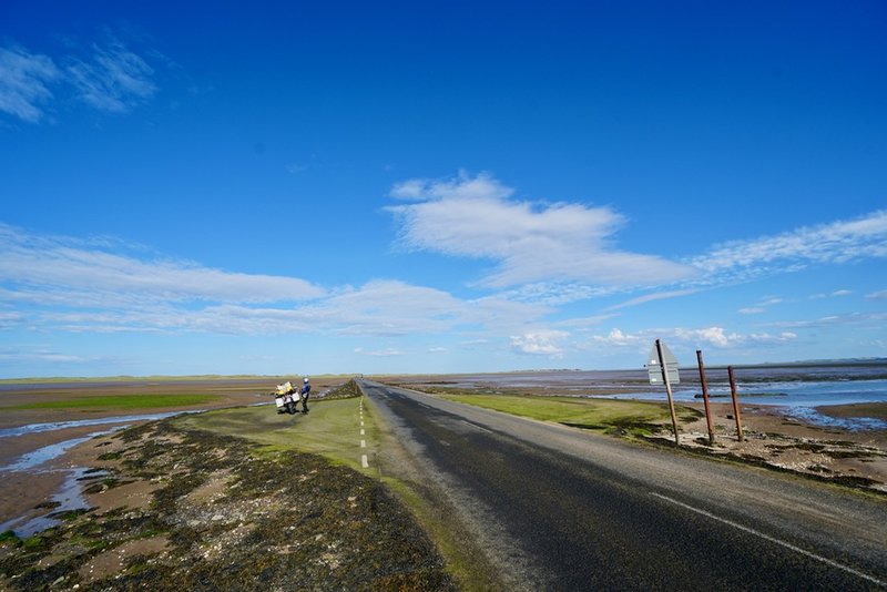 Straße nach Lindisfarne bei Ebbe befahrbar