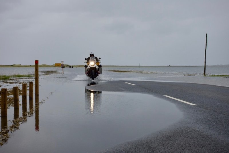 Straße auf die Holy Island Lindisfarne bei Flut überschwemmt