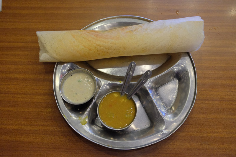 Masala Dosa; eines meiner Lieblingsgerichte: Dünner knuspriger Teig, gefüllt mit pikanter Kartoffelgemüsefüllung und dazu schmackhafte Saucen.