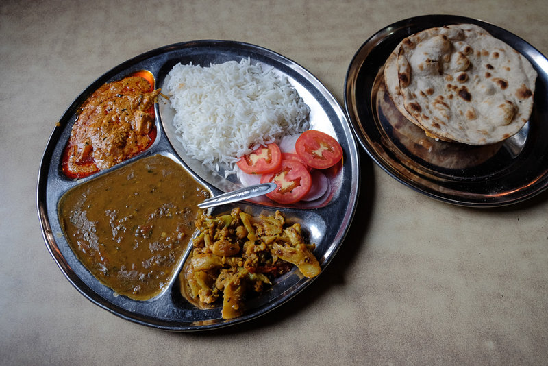 Thali...Gemüsesaucen, Reis und Fladenbrot. Alles  umgerechnet um rund 80 Cent. Ich liebe das indisches Essen sehr. Und das, obwohl ich sehr gerne Fleisch esse, aber in der indischen Straßenküche meisten darauf verzichte.