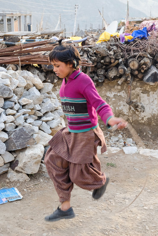 XTCF9295.jpg (400.84 KiB) 4368 mal betrachtet Nako: Ich konnte auf dieser Höhe kaum Stufen steigen..Die Kinder aus Nako haben das problem nicht