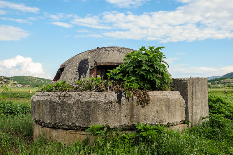 einer der zahlreichen Bunker in Albanien
