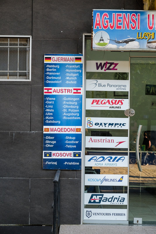 Schild eines Reisebüros in <br />Peshkopia. Falls man nach: Garz oder St. Polzen will. Auch Desseldorf und Nuremberg ist im Angebot :)