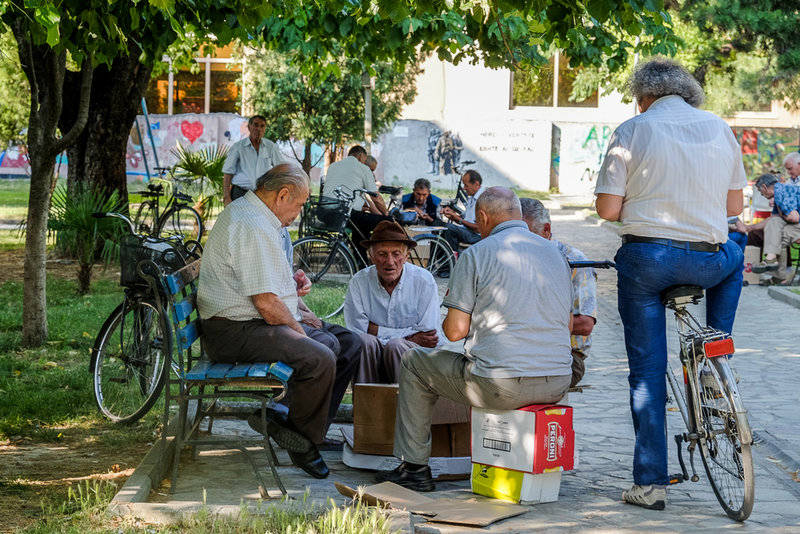 Alte Männer beim Dominospielen in Shkodra Stadt