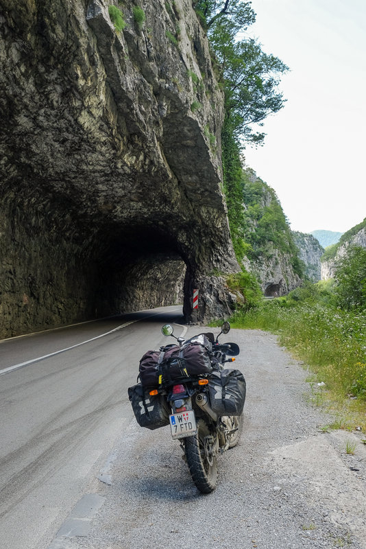 eine der zahlreichen Tunnel in Montenegro