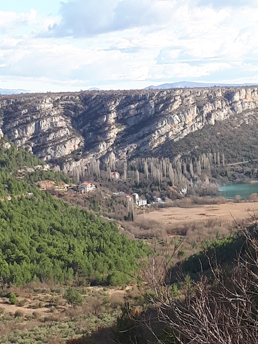 Blick auf den See, in den der Wasserfall geht und in das Tal- tolle Aussicht