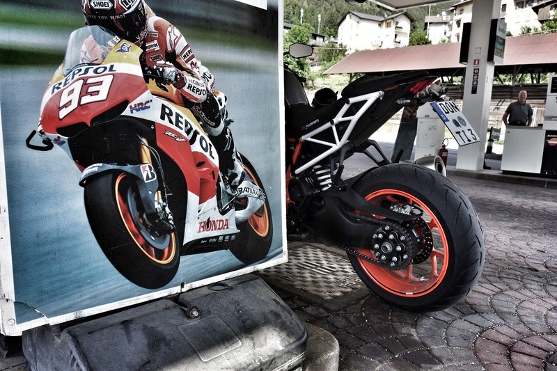 2Pedrosa(ja,ichweißschon93istderGrinsekopf)Sprit-01.jpeg