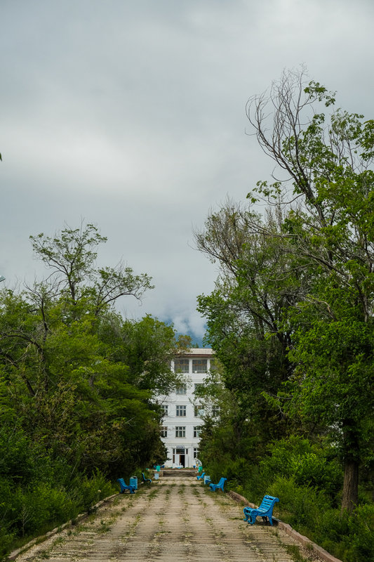 ein altes Sanatorium am See