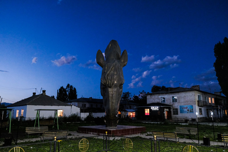 At Bashi: Hauptplatz mit Bar