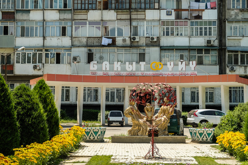 Standesamt in Osh. heiraten scheint ein ganz zentrales soziales Ereignis in Osh zu sein....