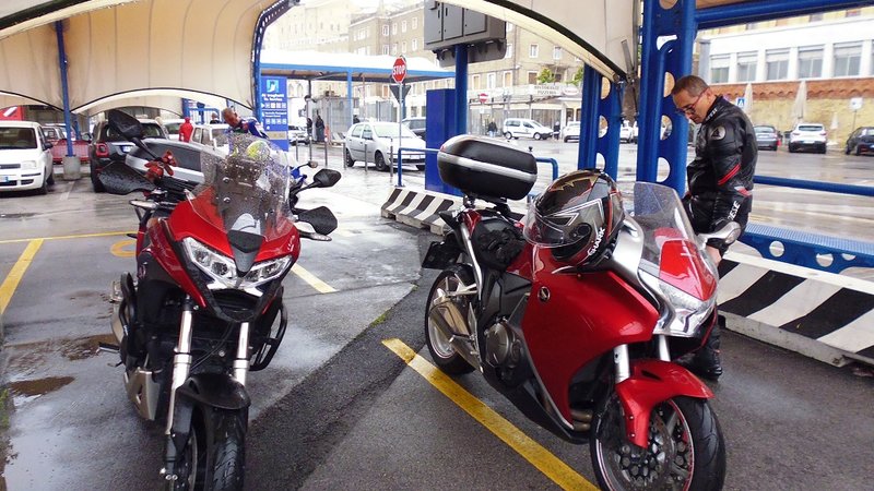 03_0026.JPG (414.7 KiB) 2055 mal betrachtet Abfahrt aus Ancona