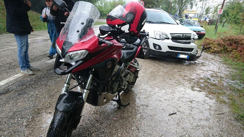 Zwischen dem Auto und den bereits stehenden Moto lag kurz vorher ein Häufchen Elend