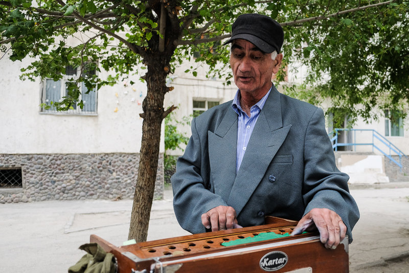 ein Straßenmusiker in Khorok