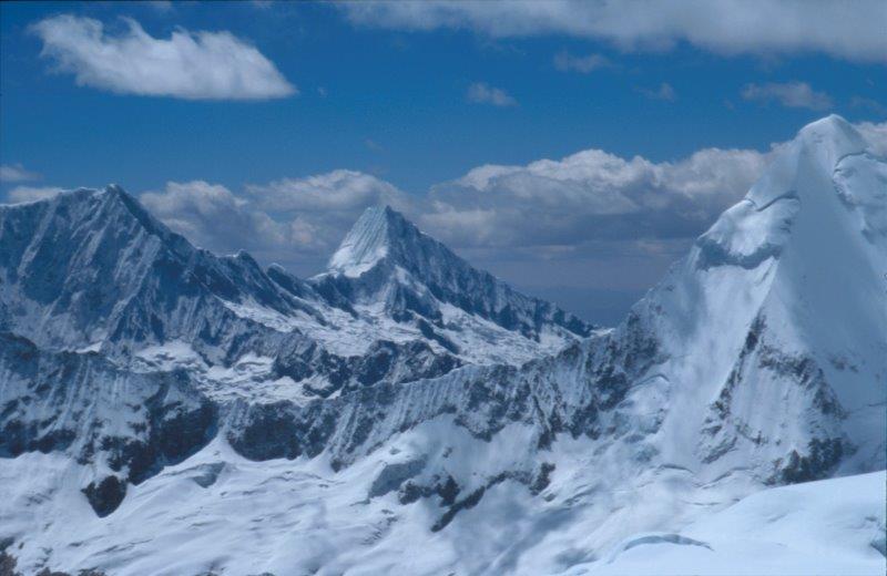 Gipfelblick vom Nevado Pisco auf Alpamayo (mitte) und Artesonrajo (rechts) ...