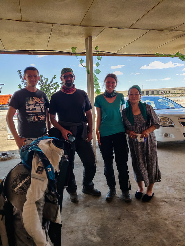 Samu und Suzi; sie fahren mit ihren Huskys in die andere Richtung