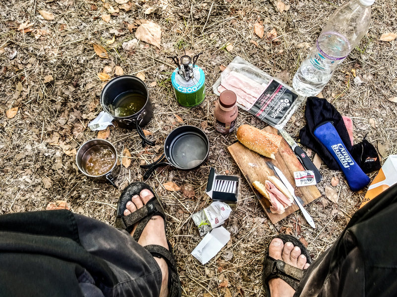 klassisches Camping Frühstück in Griechenland