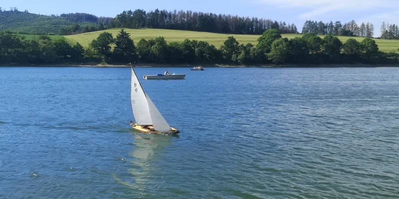 Wer findet die Besonderheit: ............................... Deutschlands einziger Holz-Drachen als Modell 1:5 hoch am Wind auf dem Diemelsee!