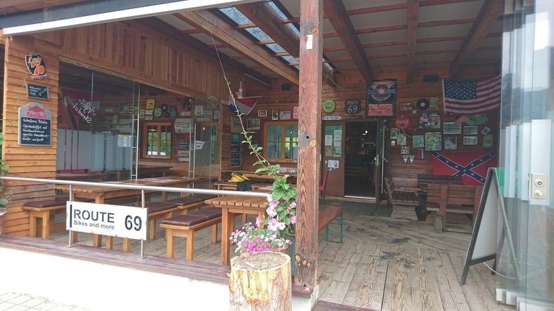 Bikercamp Route 69. Auch wenn es unser günstigstes Zimmer der Reise war, die Unterkunft und das Frühstück - perfekt.