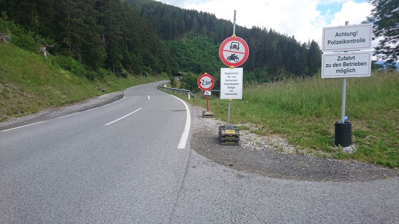 Sollen wir, oder sollen wir nicht? Wir sollen! Nach schweren Verhandlungen eine Viertelstunde später: die zu zahlende Strafe wurde in eine Abmahnung umgewandelt ;-)
