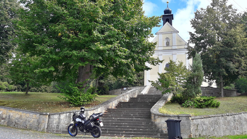...(mir) unbekannte Bergkapelle (Mistkübel wegdenken!)