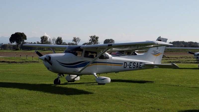 005 Cessna 172 geparkt in Leutkirch.jpeg