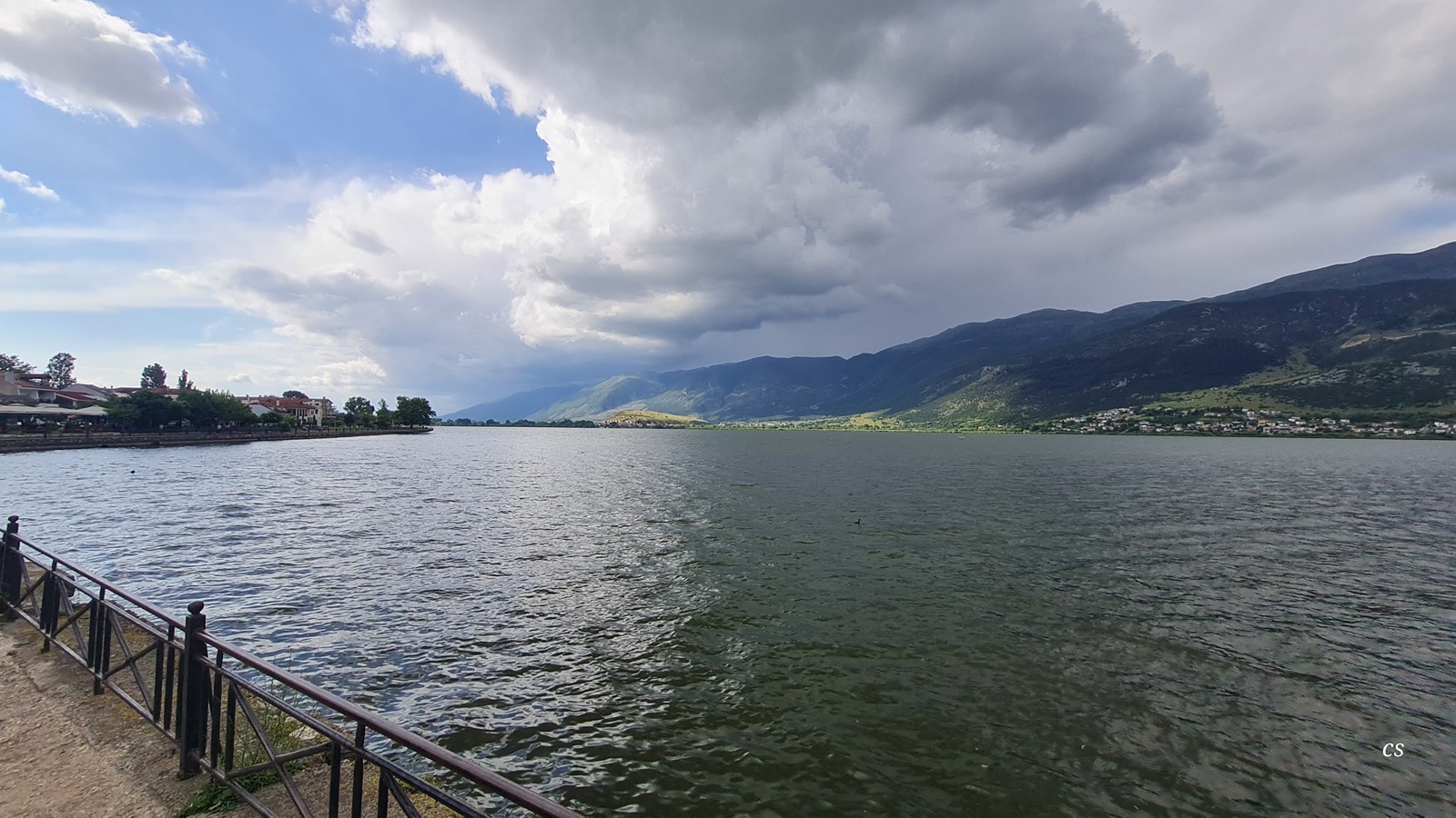 20250514_1733_Pamvotida-See.jpg