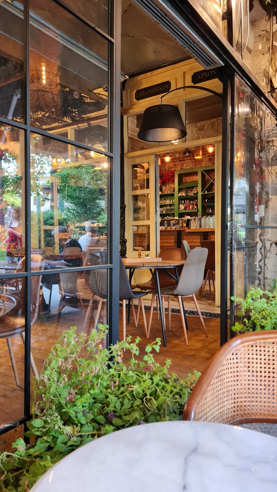 20250522_1937_Cafe.jpg