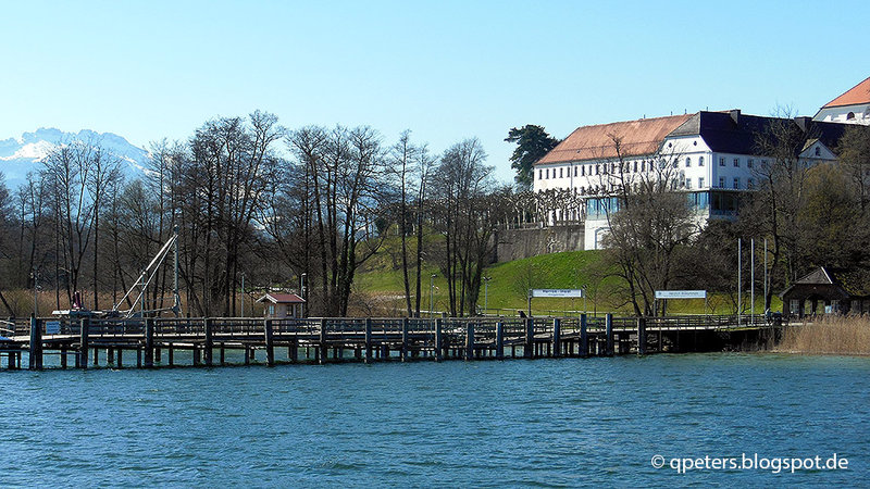 Das Augustiner Chorherrnstift vom Wasser aus gesehen