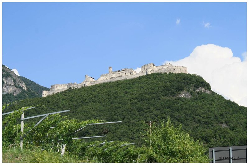 Calliano - Blick auf das Castel Beseno