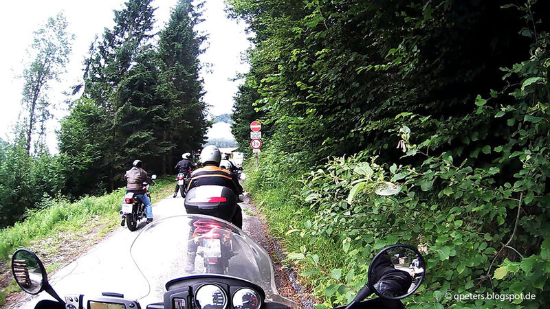 Warten auf die Einfahrt in den temporären Schotter-Singletrail (alle geraden Stunden für 30 Minuten von dieser Seite aus)