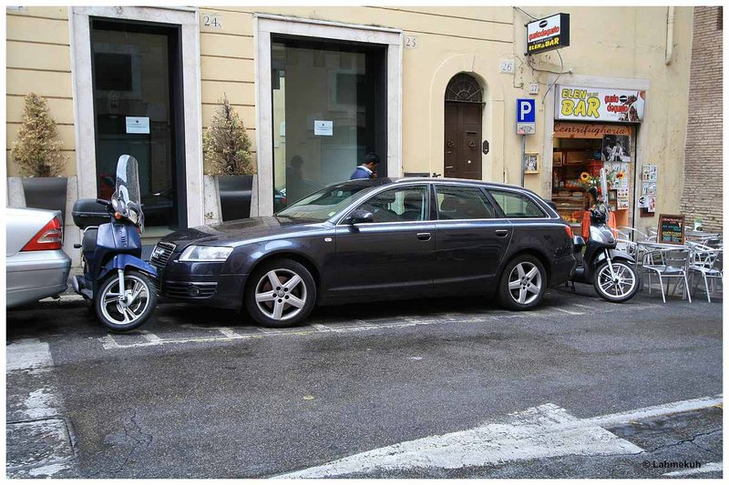 Parkplatzknappheit.....ich hätte gern gesehen, wie der Audi ausgeparkt wird!